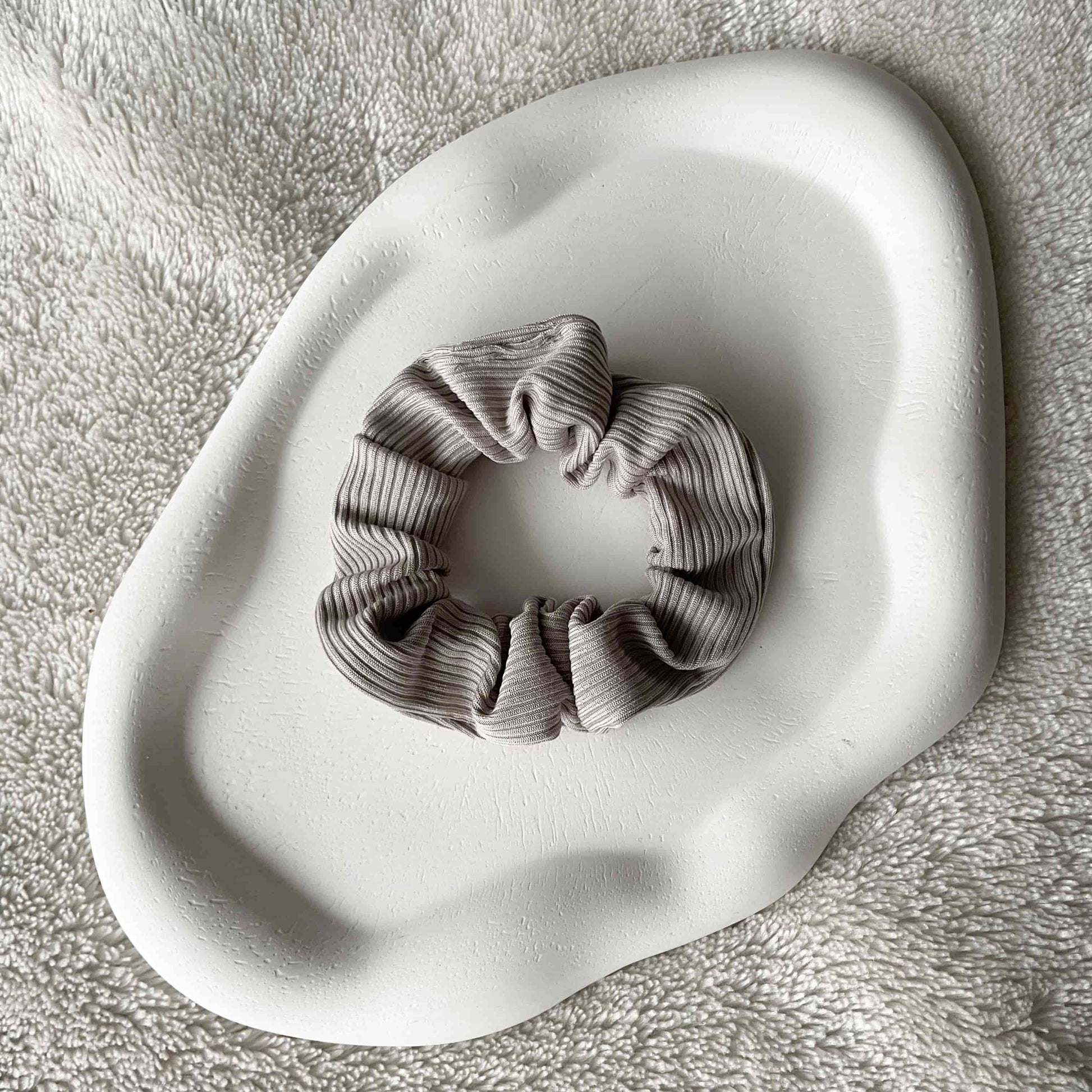 geripptes Scrunchie in grau