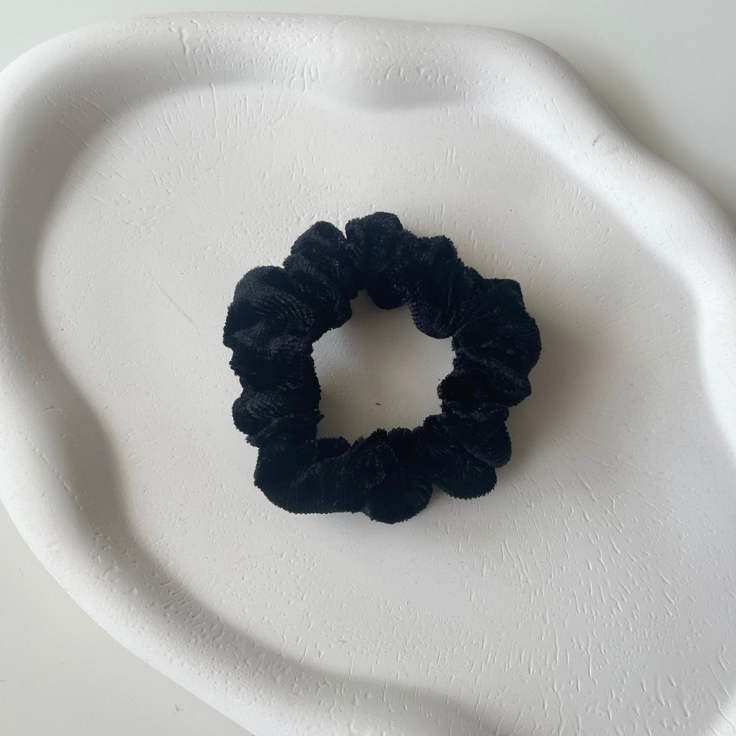 elegantes schmales samtiges Scrunchie in schwarz