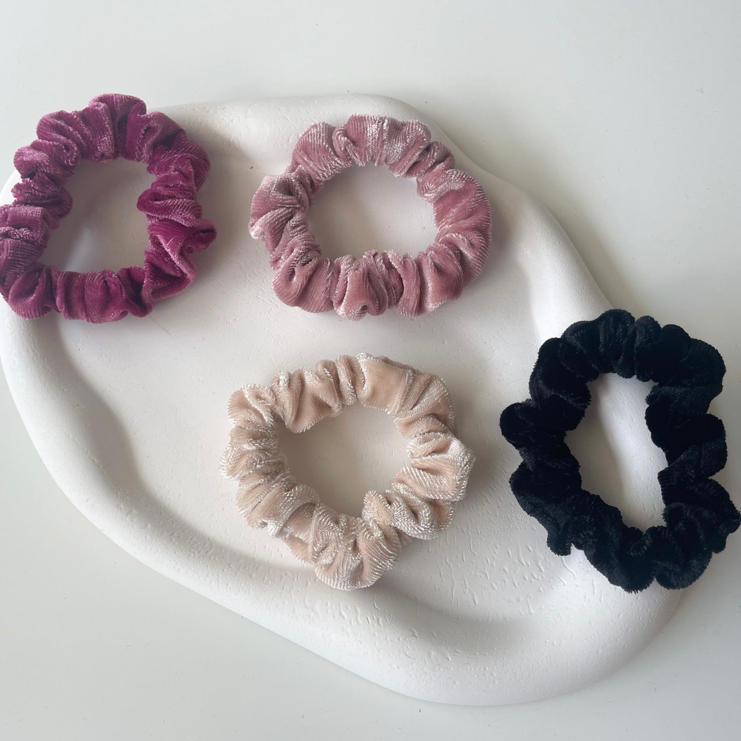 elegante schmale samtige Scrunchies in schwarz, beige, altrosa, rosa