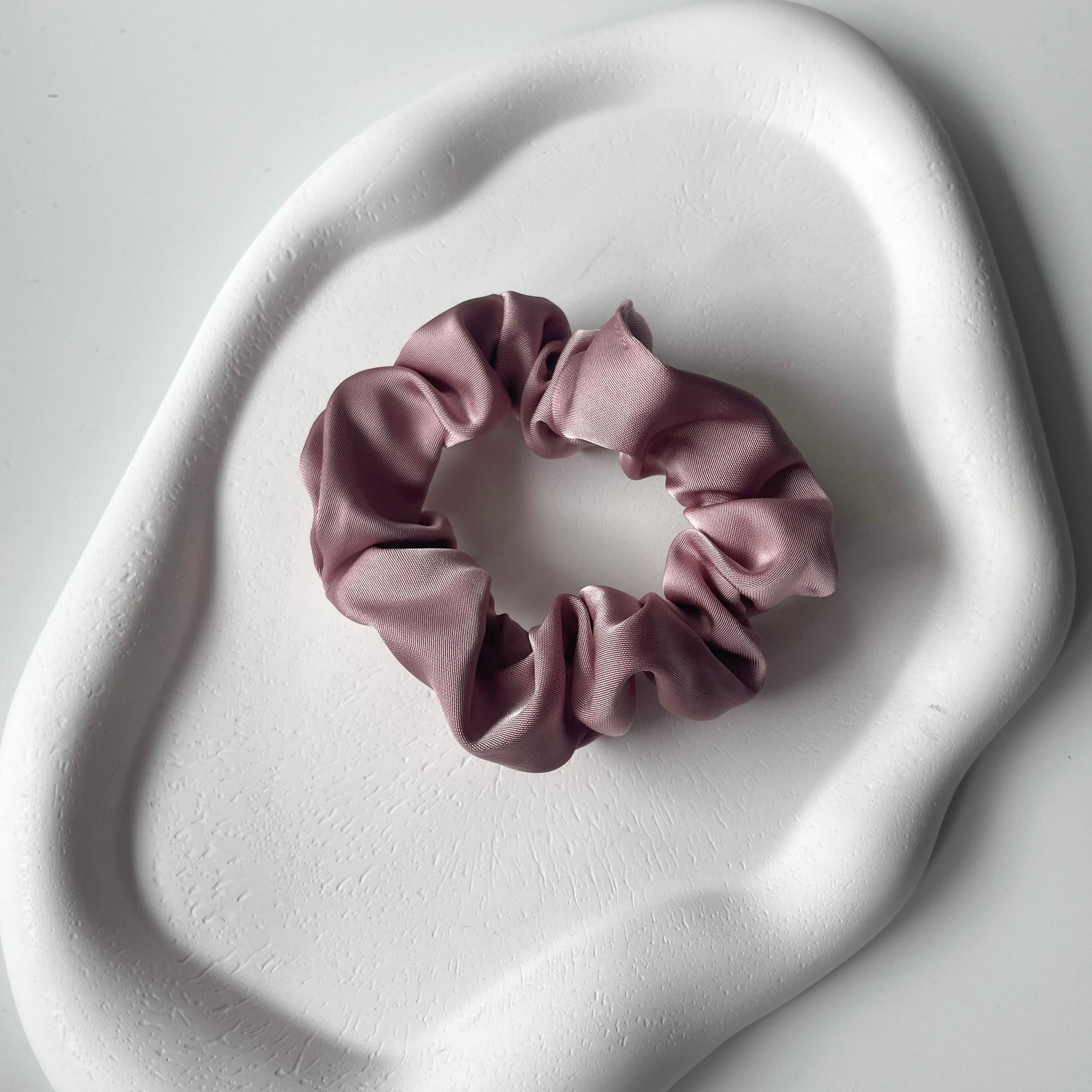 elegante schmales seidiges Scrunchie in altrosa