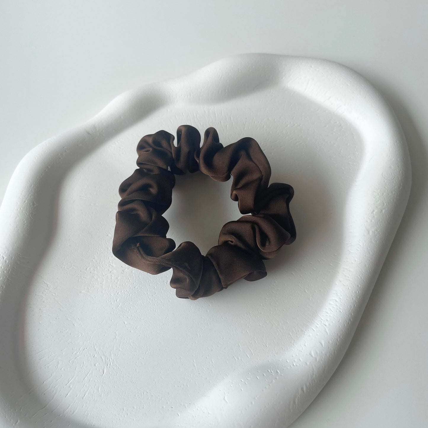 elegantes schmales seidiges Scrunchie in dunkelbraun