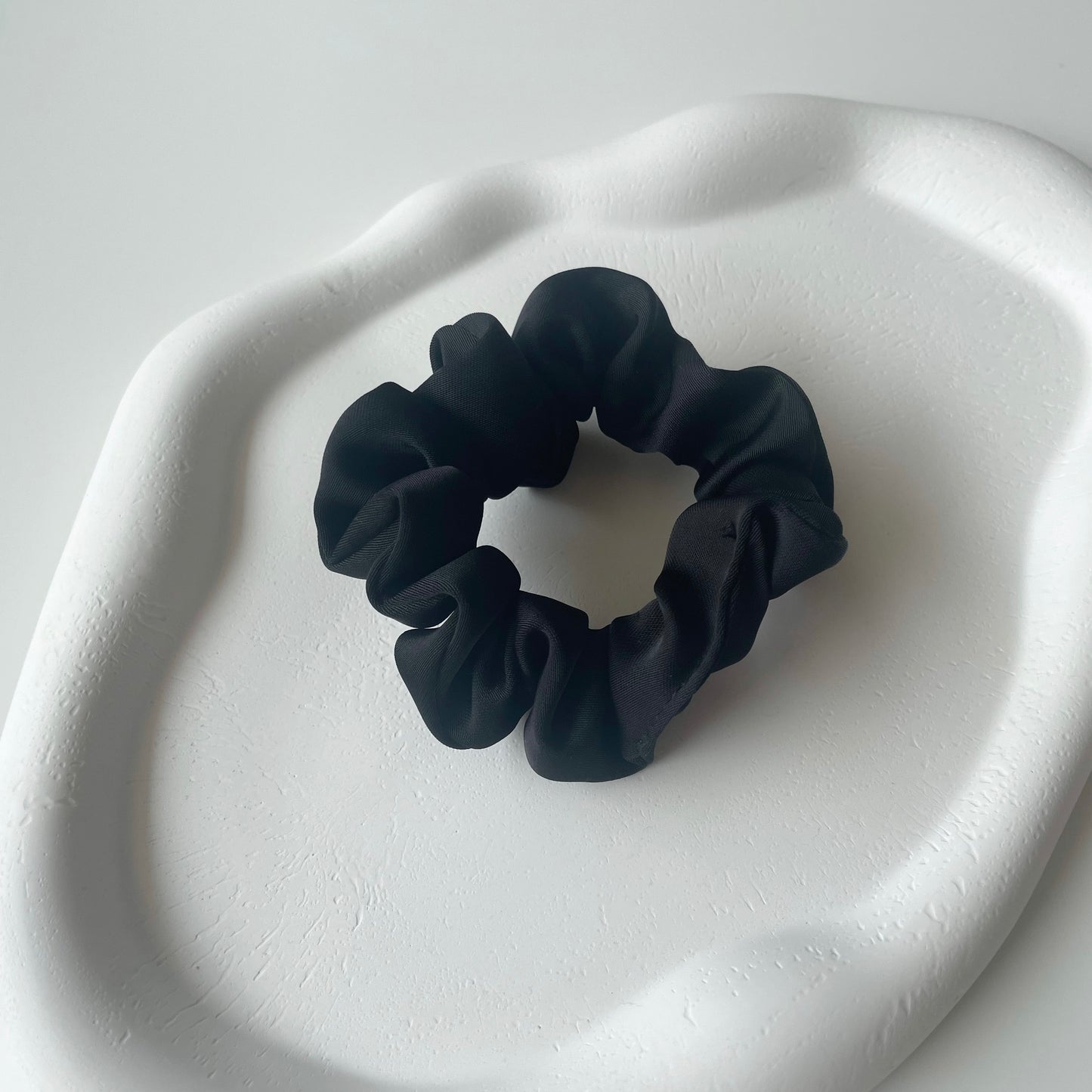 elegantes schmales seidiges Scrunchie in schwarz 