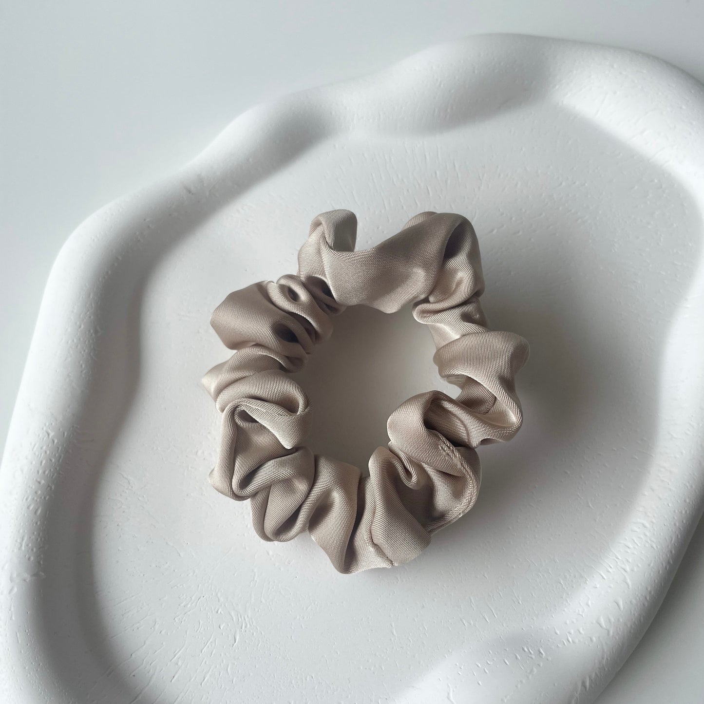 elegante schmales seidiges Scrunchie in beige