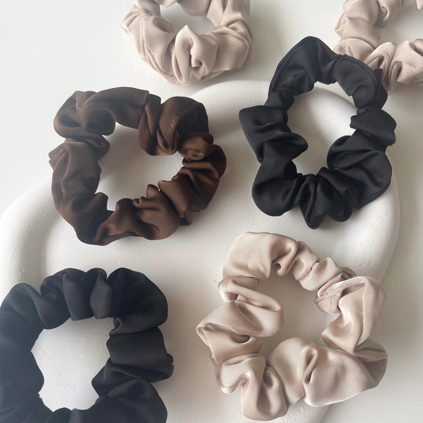 elegante schmale seidige Scrunchies in schwarz, braun und beige