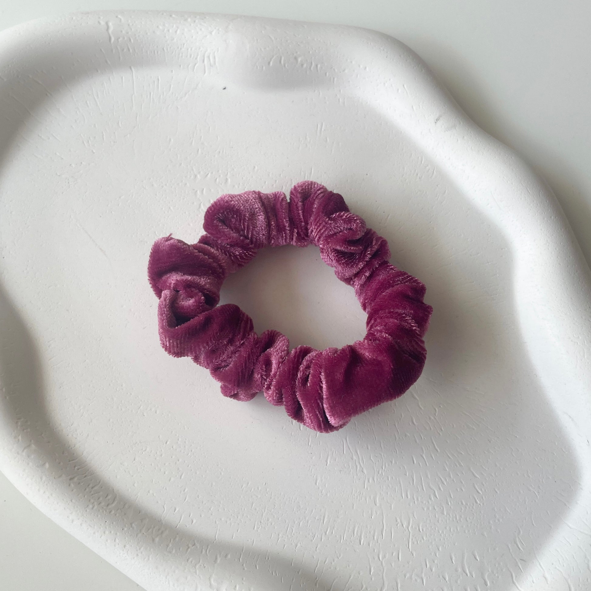 elegantes schmales samtiges Scrunchie in rosa