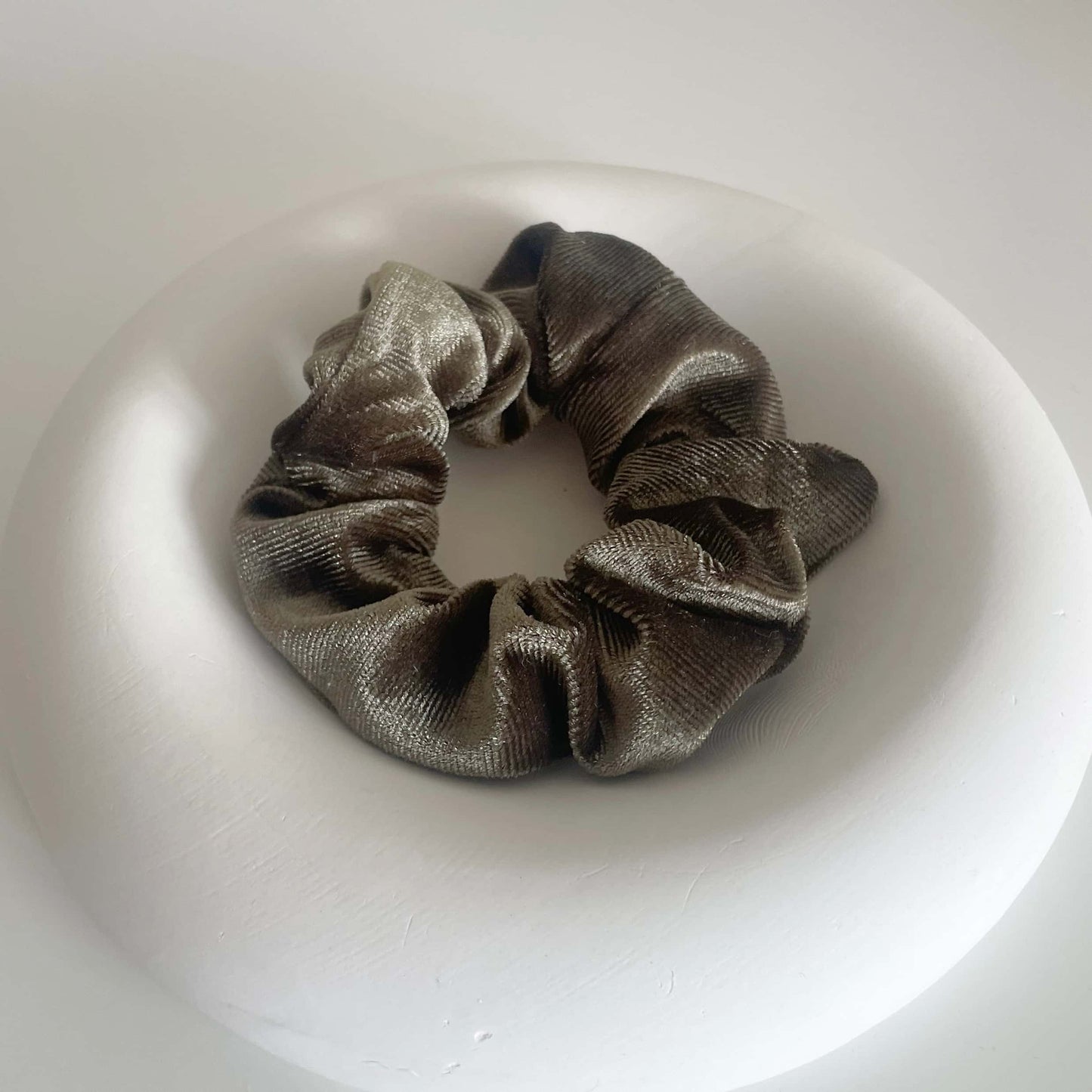 samtiges Scrunchie in dunkelgrün