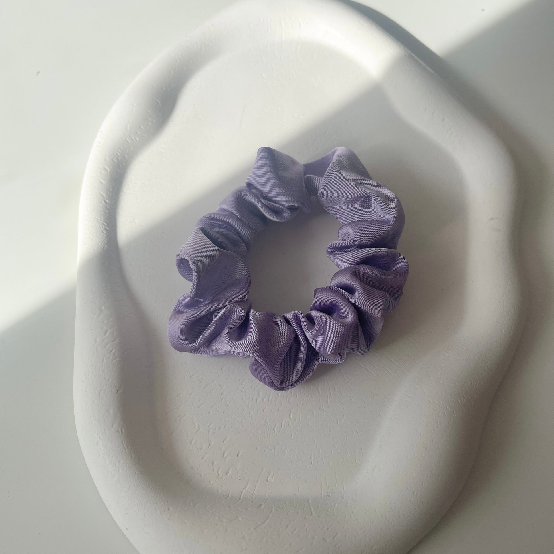 elegantes schmales seidiges Scrunchie in violett