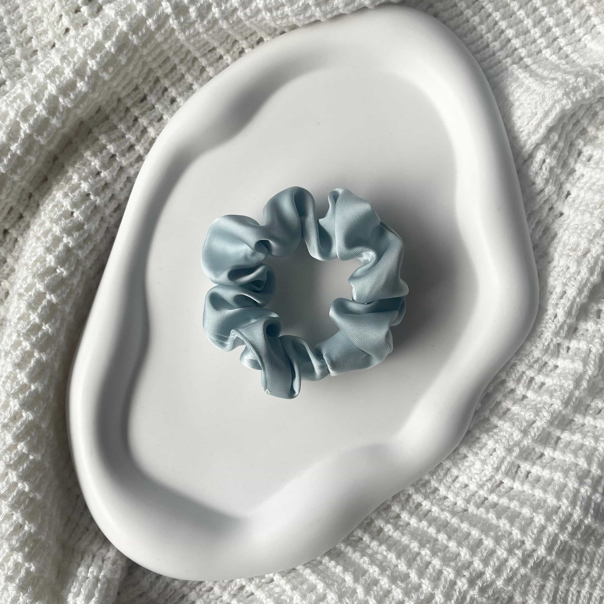 elegantes schmales seidiges Scrunchie in hellblau