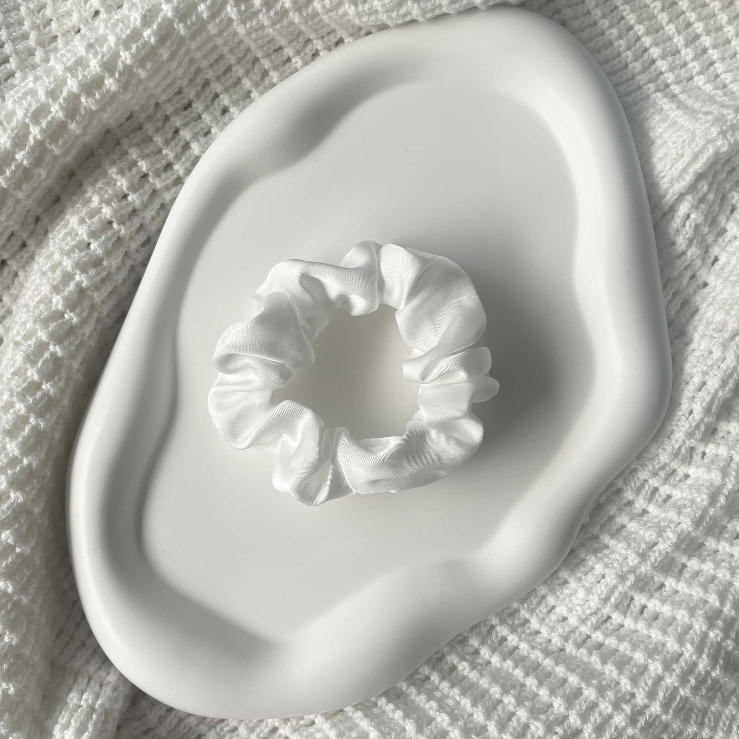 elegantes schmales seidiges Scrunchie in weiss